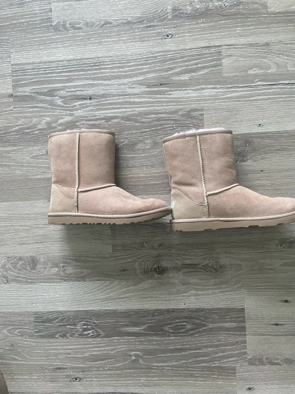 Classic Cozy Shearling-Lined UGG YOUTH SIZE 5 Boots - Chestnut